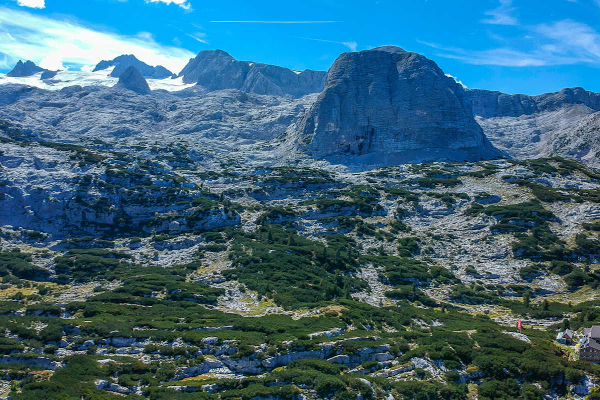 Das Wiesberghaus mit dem Ochsenkogel im Hintergrund. Links hinten der Gletscher des Dachsteins
