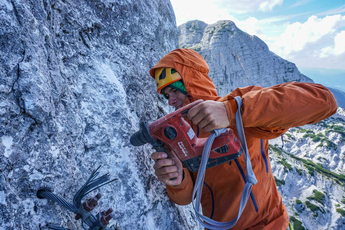 Timo Moser bei der Sanierung einer Route am Ochsenkogel