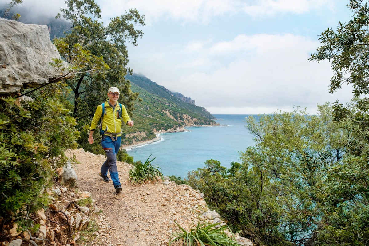 Der Autor wandert entlang der Küste.