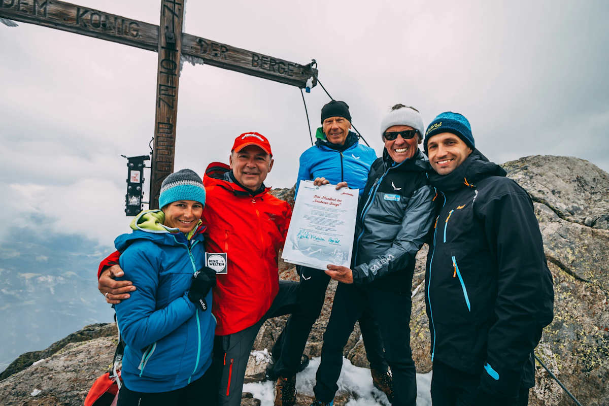 Am Gipfel der Ahornspitze mit dem Manifest für Saubere Berge