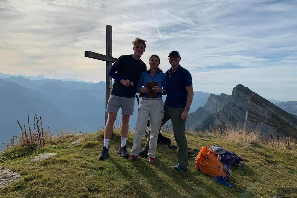 Nach 3.265 Höhenmeter Aufstieg endlich am Gipfelkreuz des Schibenstoll (2.234 m)