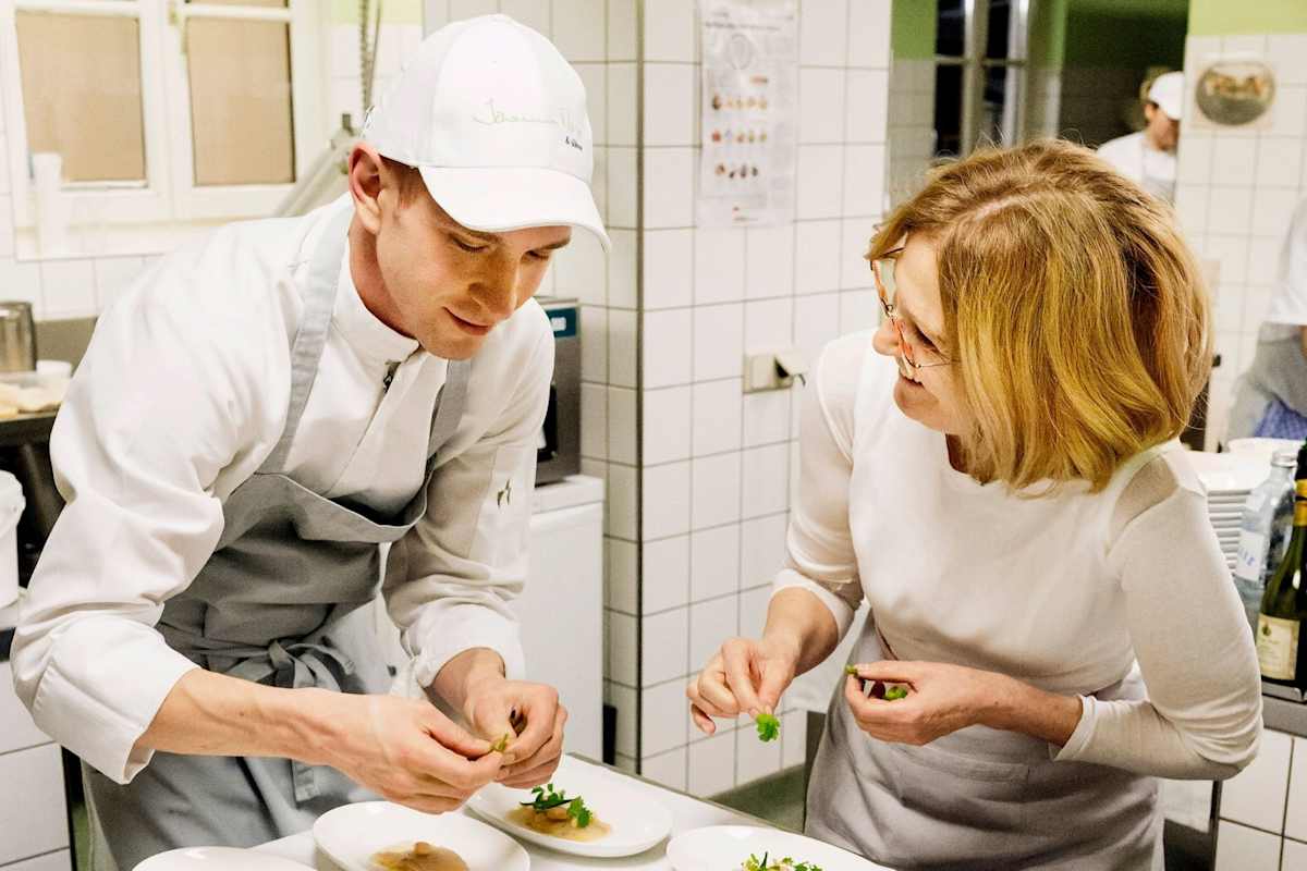 Johanna und ihr Sohn Johannes am Zubereiten der Speisen