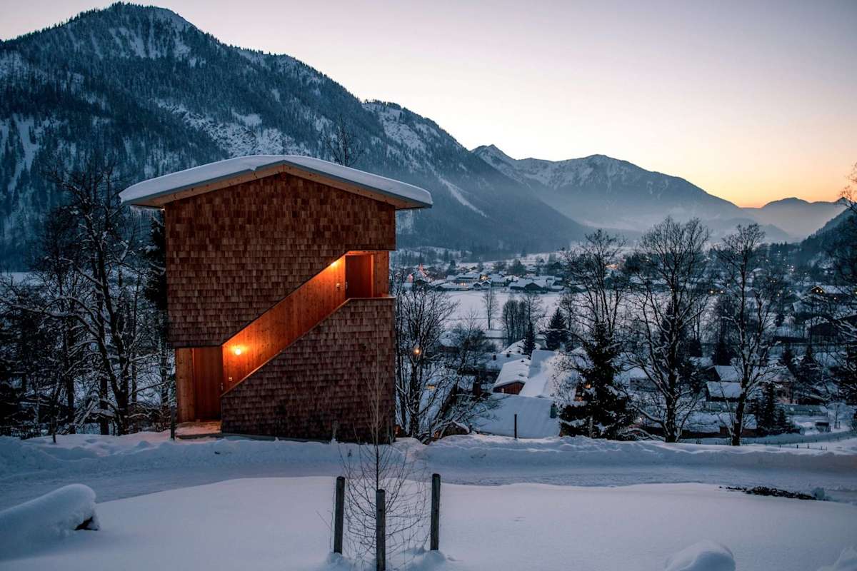 Die moderne Tannerhof-Hütte im Abendlicht