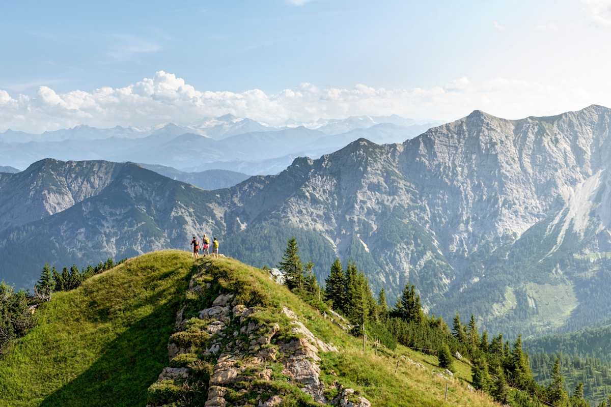 Rotwandgipfel mit Ausblick auf die Berglandschaft.