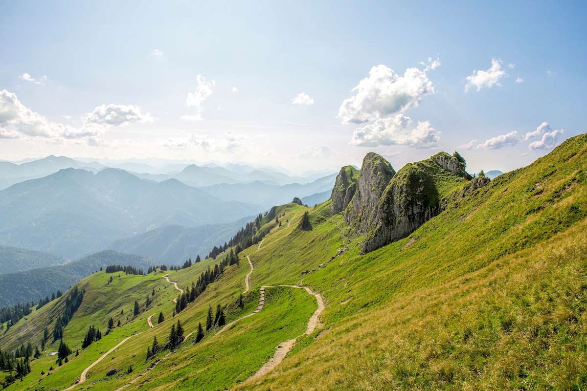 Die Berglandschaft mit hellblauem Himmel im Hintergrund.