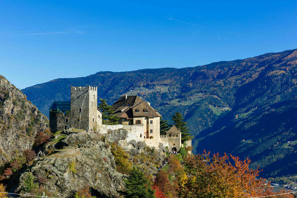 Das Schloss Juval am Hang unter blauem Himmel