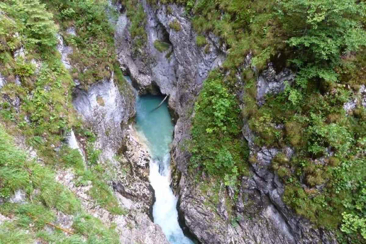 Canyoning - perfekte Kombination aus Wasser, Fels und Abenteuer
