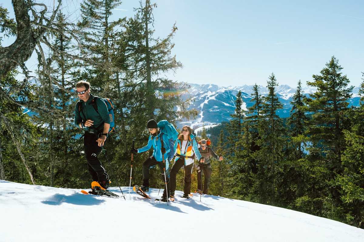 Drei Schneeschuhwanderer bei ihrem Aufstieg auf den Dachstein. 