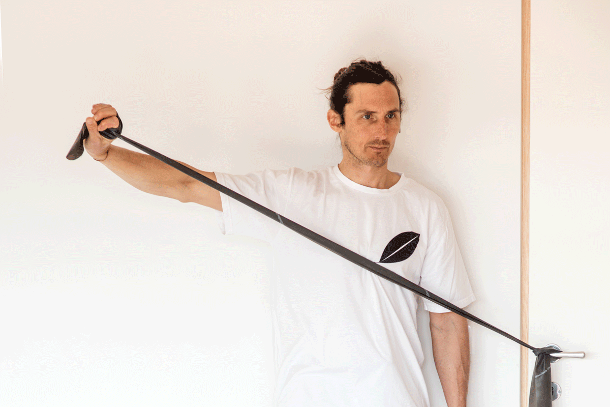 Schulterzugtraining mit dem Theraband