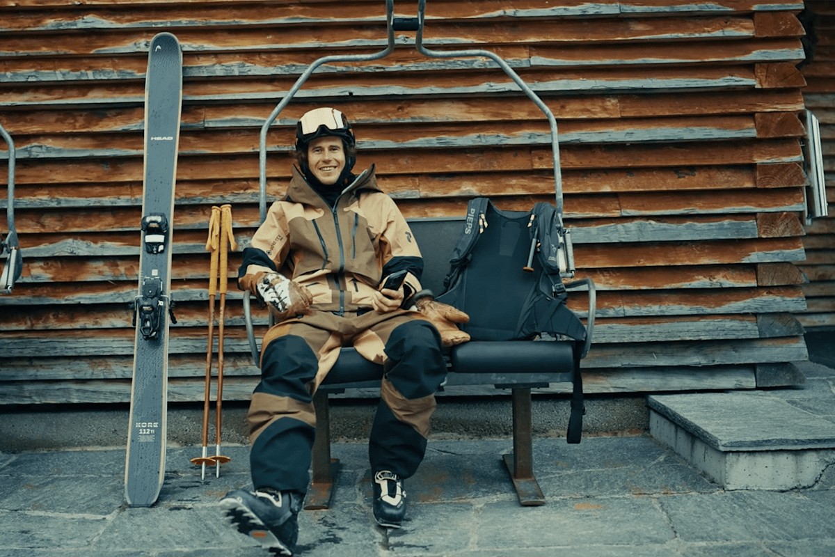 Freerider Tao Kreibich mit HEAD KORE Ski und TYROLIA ATTACK HYBRID Bindung vor einer Berghütte