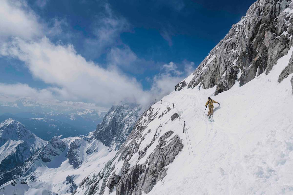Steile Querfahrt am Dachstein