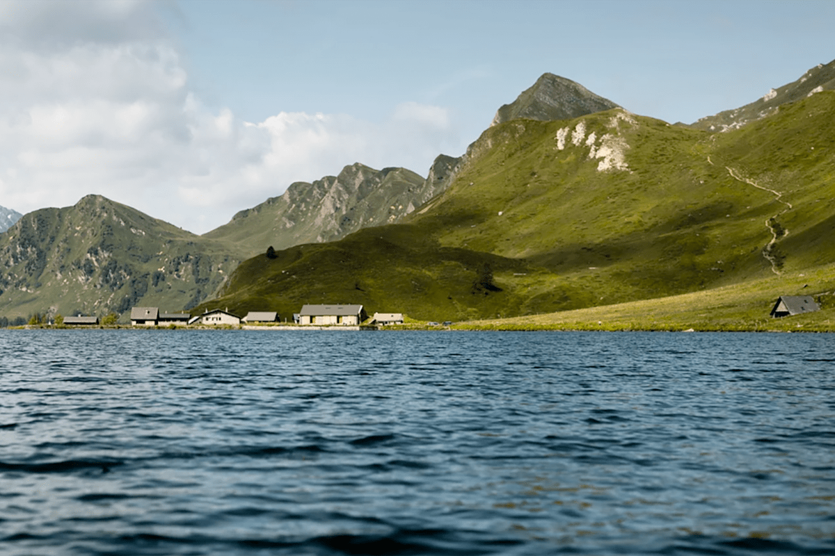 Unvergessliche Aussicht: Eine Teilstrecke des Fernwanderweges führt oberhalb des Lago Maggiore (auch bekannt als Langensee) entlang.
