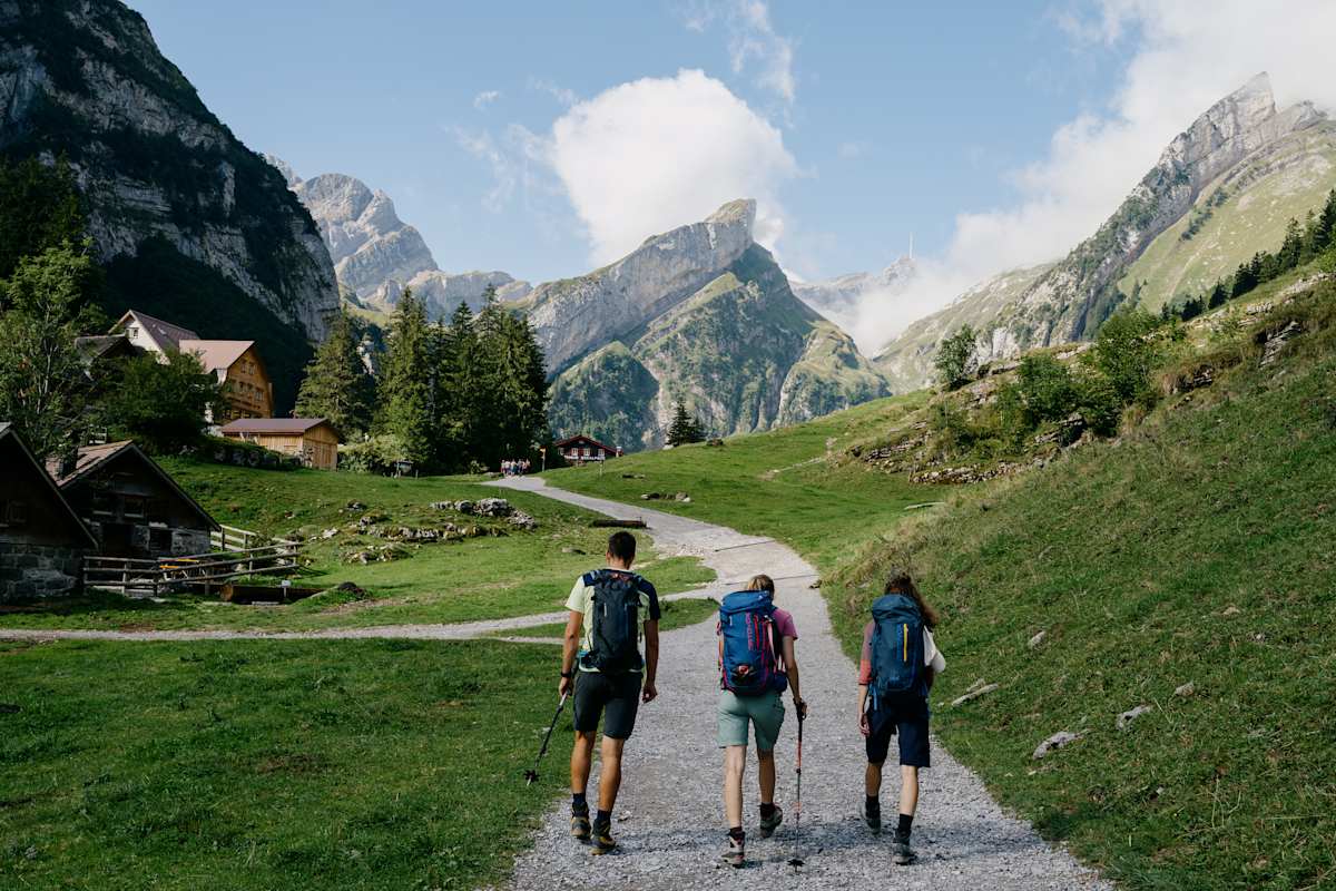 Drei Wanderer auf dem Weg zum Seealpsee in der Schweiz.