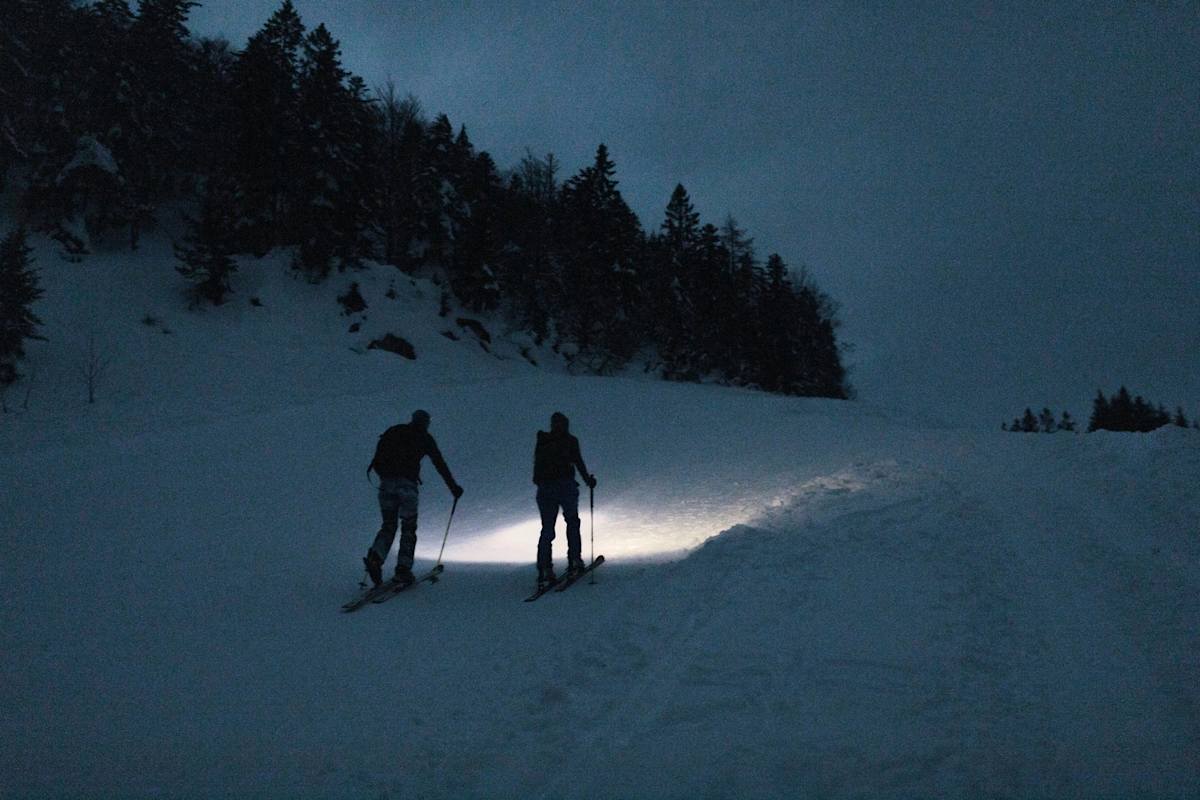 Nachtwanderer unterwegs im Schnee.