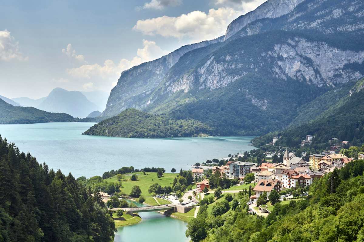 Eingebettet zwischen Dolomiten, Wäldern und weiten Almen funkeln im Trentino 300 Seen.