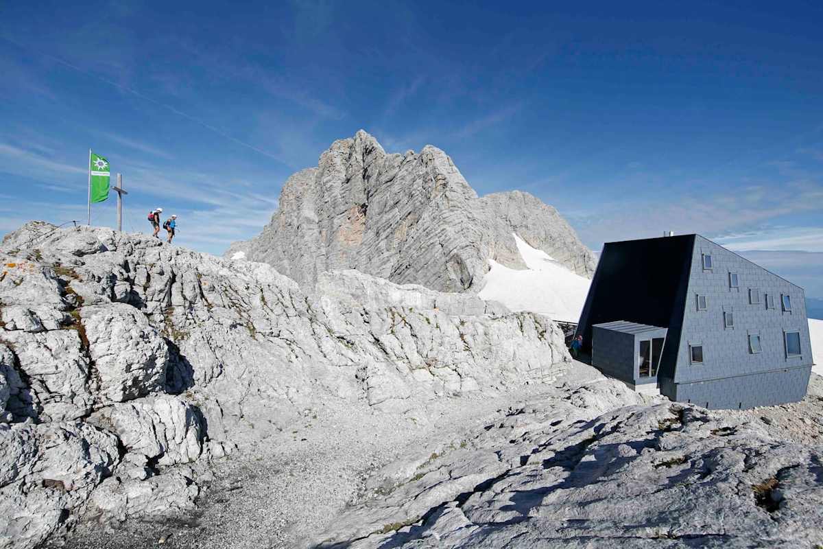 Die spezielle Dachkonstruktion der Seethaler-Hütte am Dachstein fängt das Regenwasser auf und produziert mittels Photovoltaik Strom.