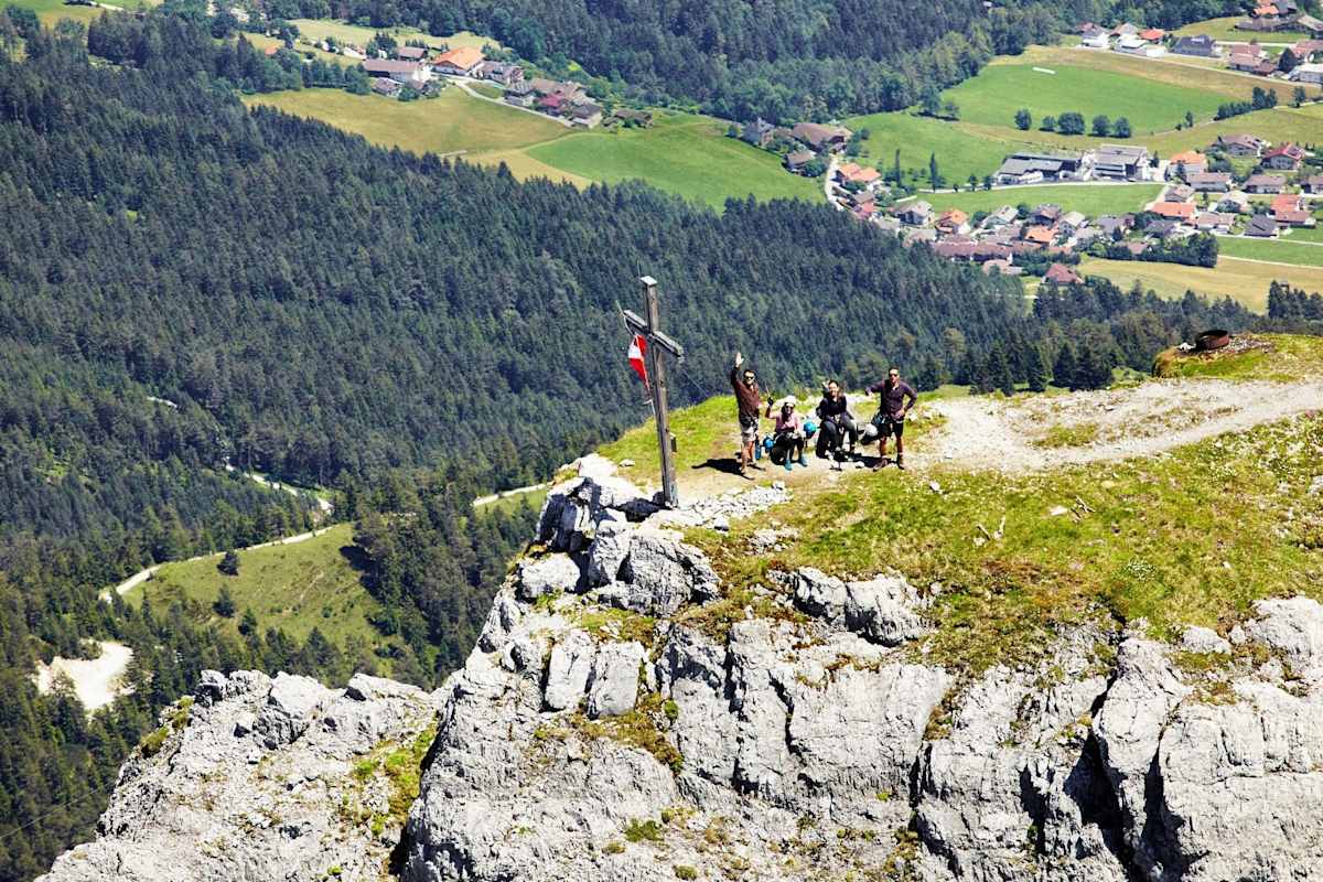 Blick von oben auf eine Gruppe von Wanderern am Gipfel