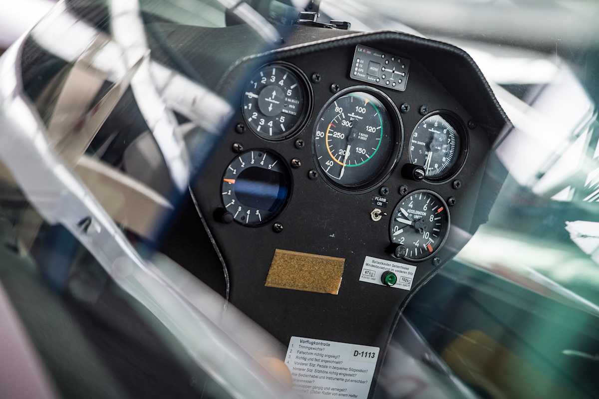 Analoge Instrumente zum navigieren und fliegen.