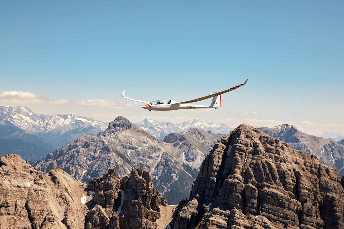 Flugzeuge im Hangar.