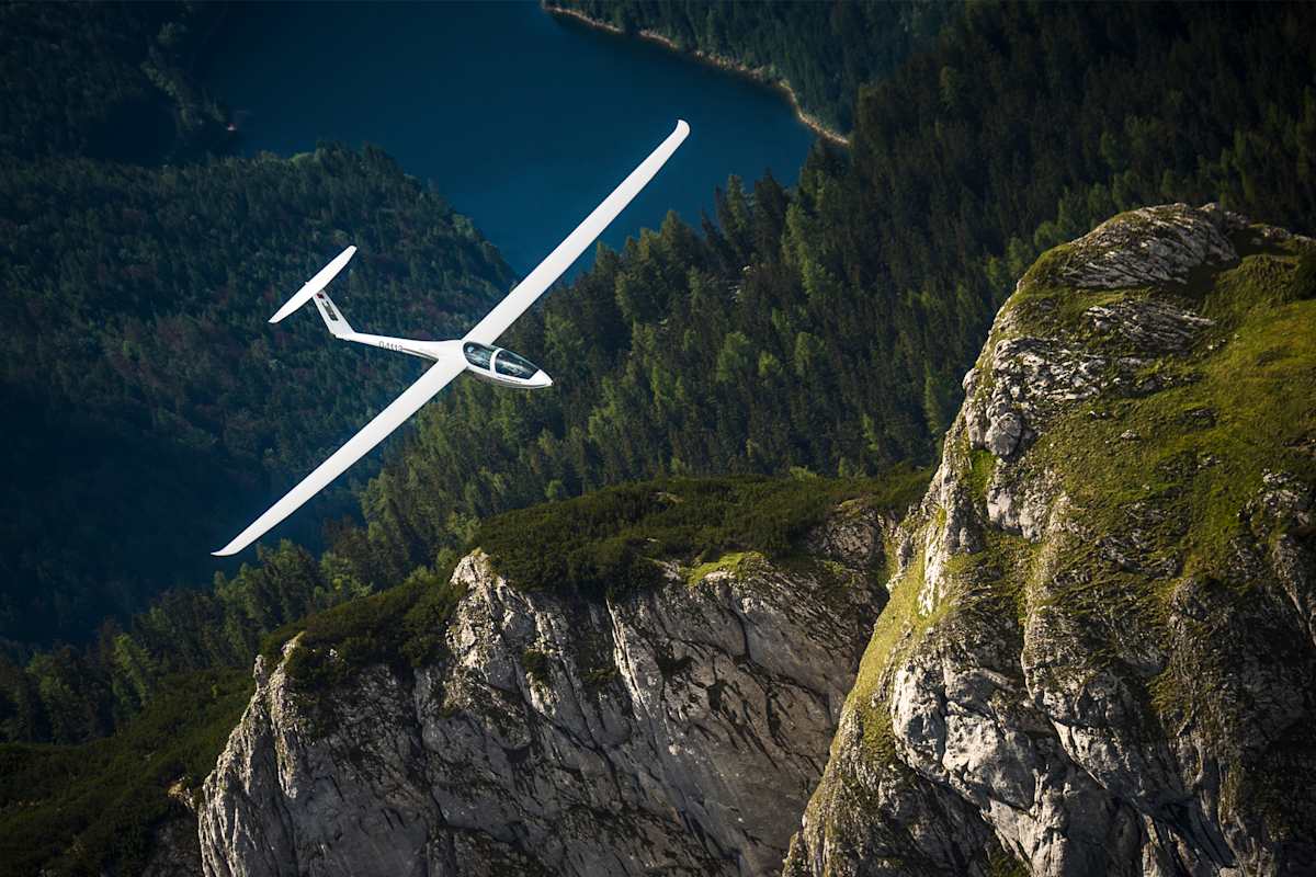 Ein Flugzeug im Bergpanorama.