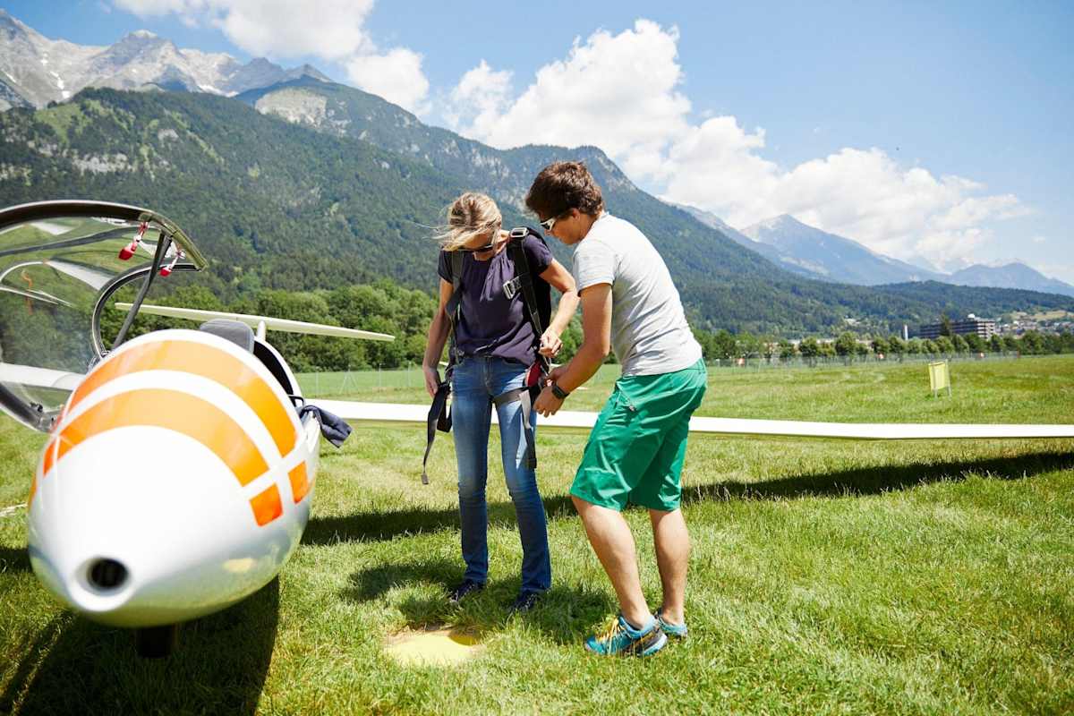 Das Flugzeug und die zwei Passagiere beim Anliegen des Fallschirms
