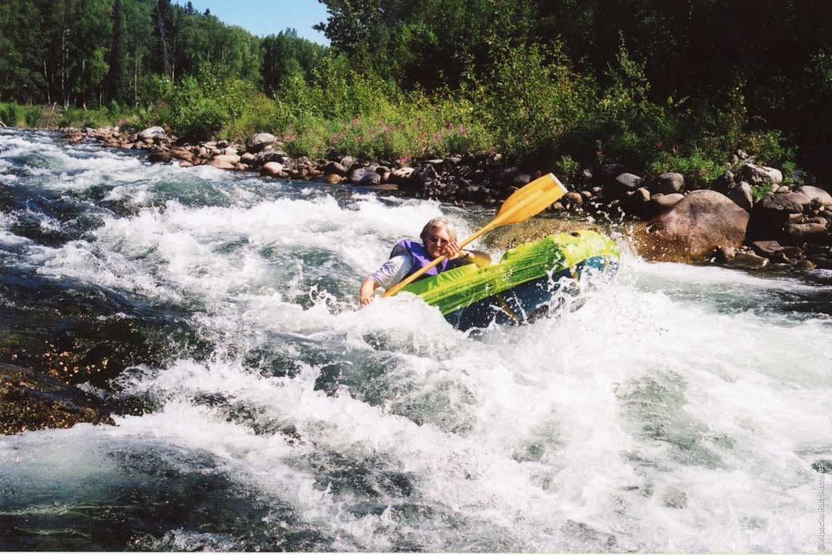 Sheri Tingey auf einem von ihr designten Packraft in den Stromschnellen.