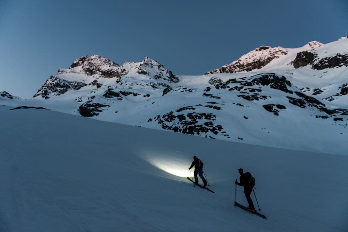 Bei Frühjahresskitouren muss man früh aufbrechen – wie hier auf den Piz Buin