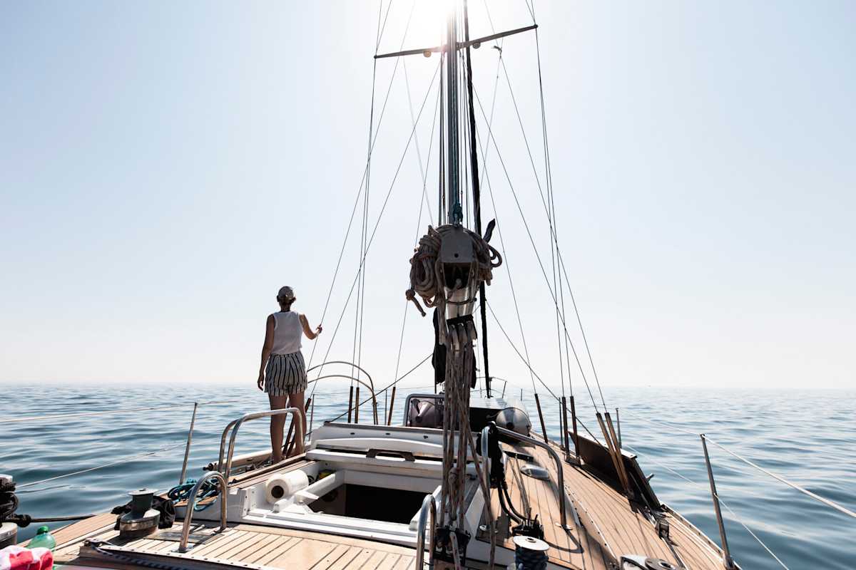 Bergwelten Chefredakteurin Katharina Brunnauer-Lehner auf dem Mittelmeer, auf der Fahrt von Marbella (Spanien) nach Marokko