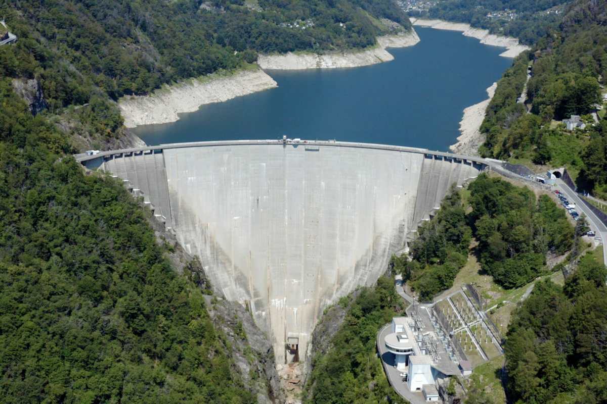 Der Verzasca-Staudamm im Schweizer Tessin