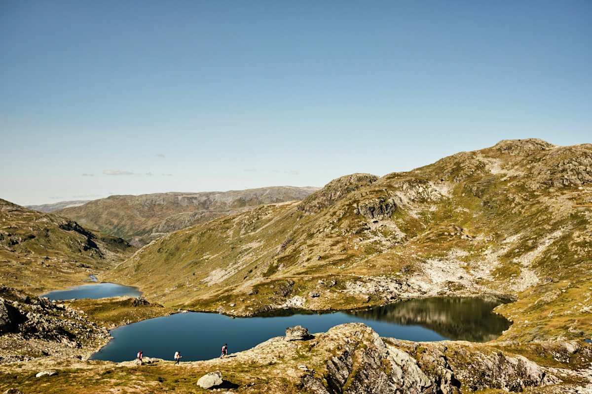 Der Weg durch das Sauafjellet-Hochland führt immer wieder an malerischen Seen vorbei