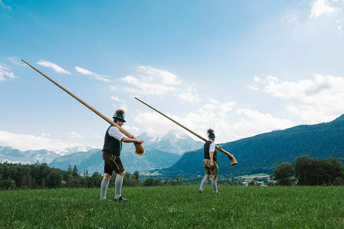 Alois und Stefan Biermaier mit Alphörnern, Bischofswiesen (Deutschland)