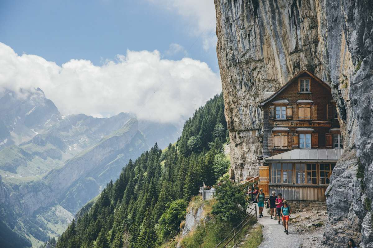 Das Aescher Wildkirchli in den Appenzeller Alpen.