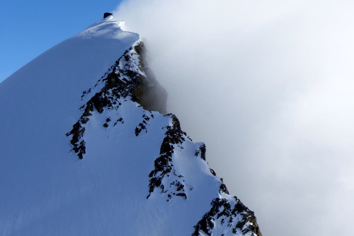 Gipfel der Signalkuppe mit der Margheritahütte
