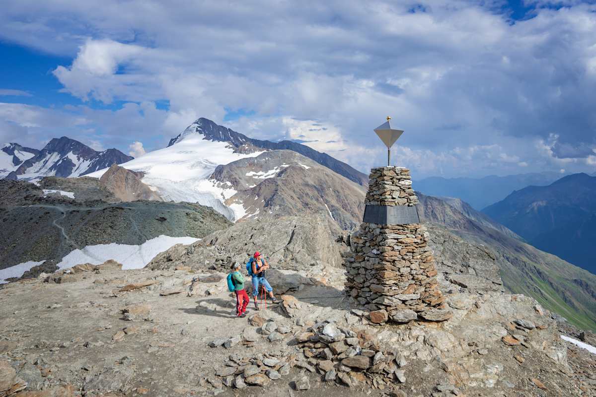Ötzi-Denkmal nahe dem Tisenjoch ; Im Hintergrund der Similaun