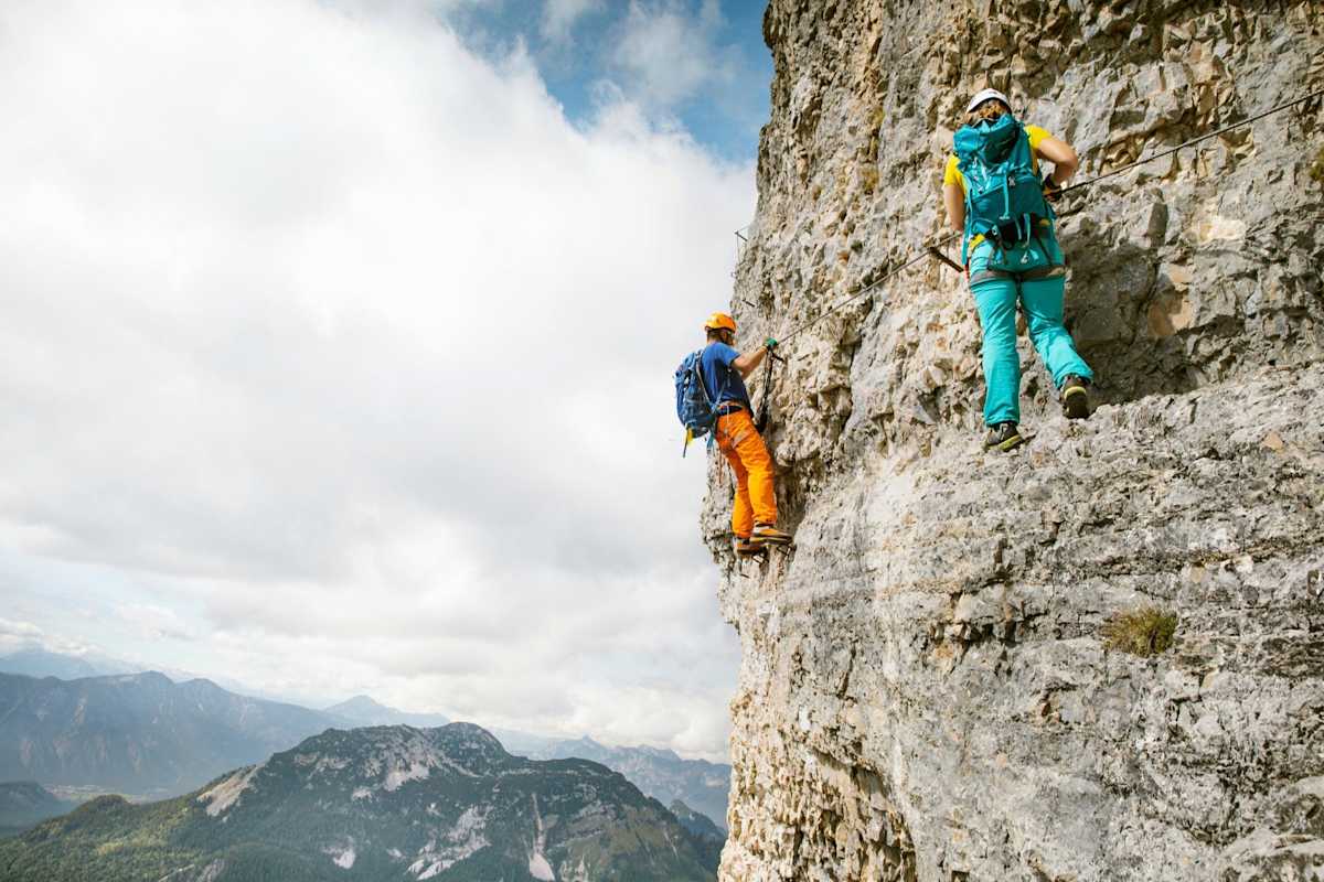 Die Kletterer beim überqueren einer Passage.