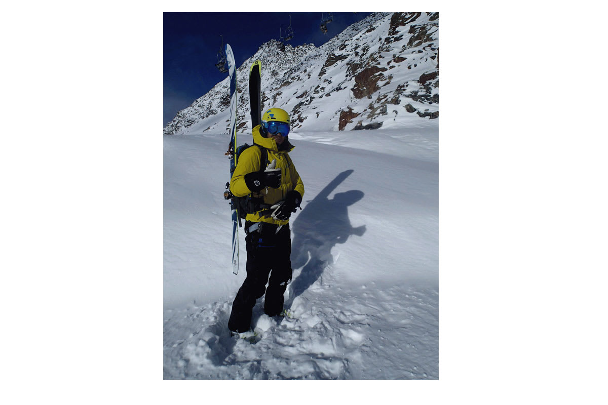 Seitliche Befestigung der Skier an einem Tourenrucksack