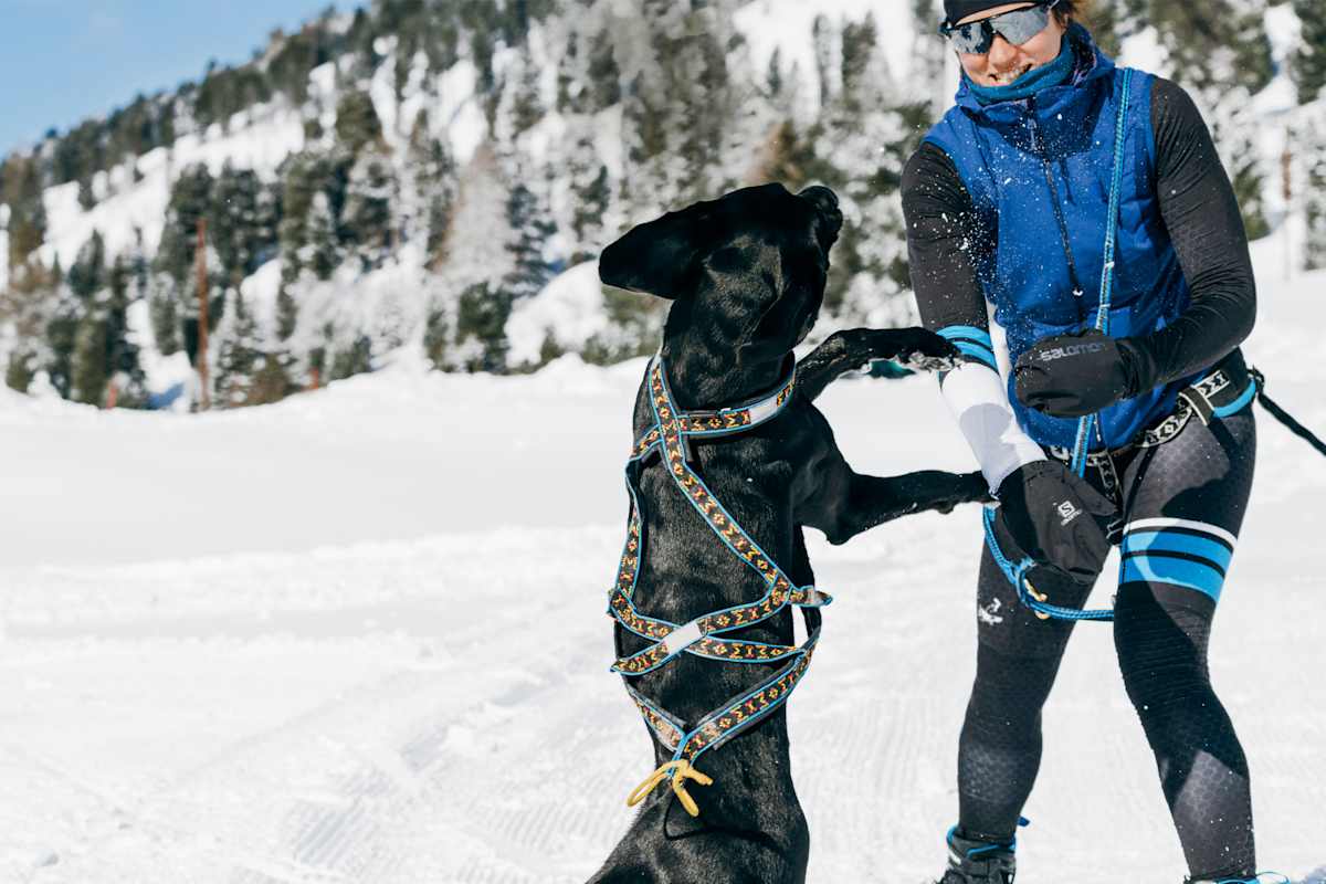 Anna und Finn beim Spielen im Schnee