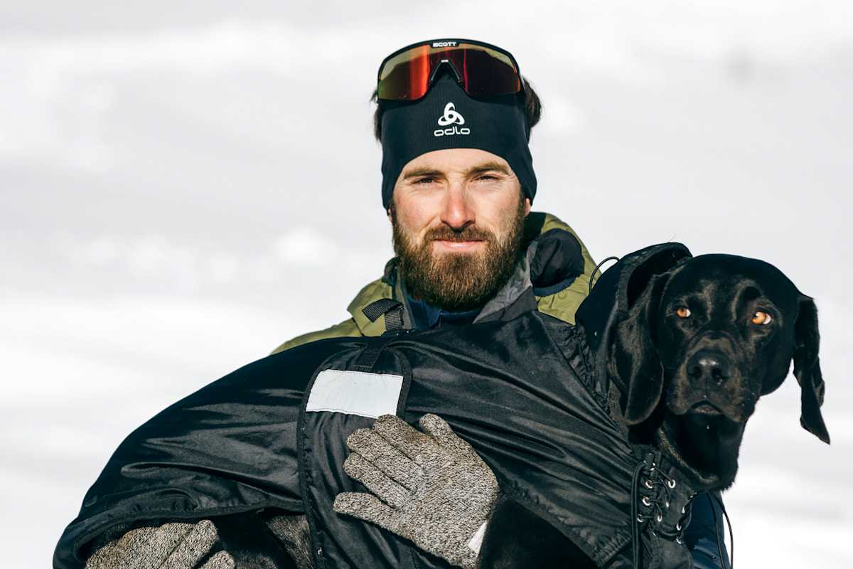 Matthias Stoning hält Finn am Arm