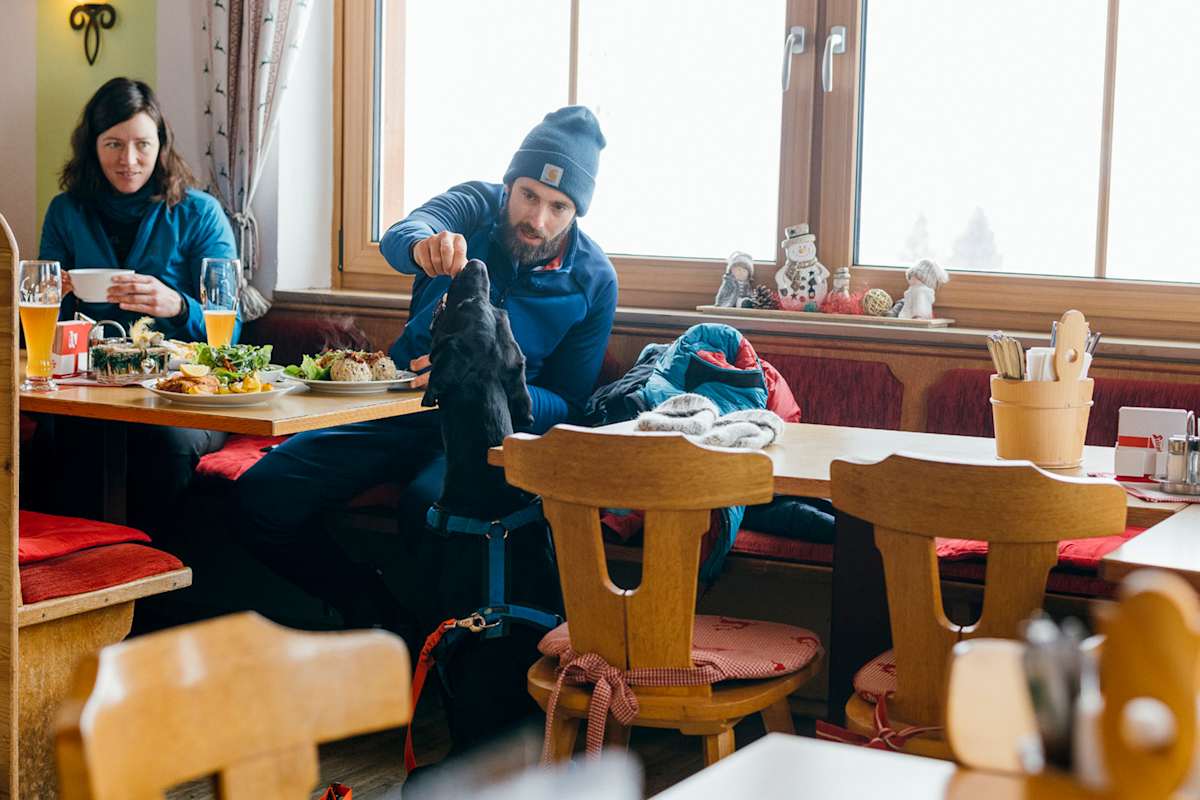 Anna, Matthias und Finn beim Essen im Schönfelder Almstüberl