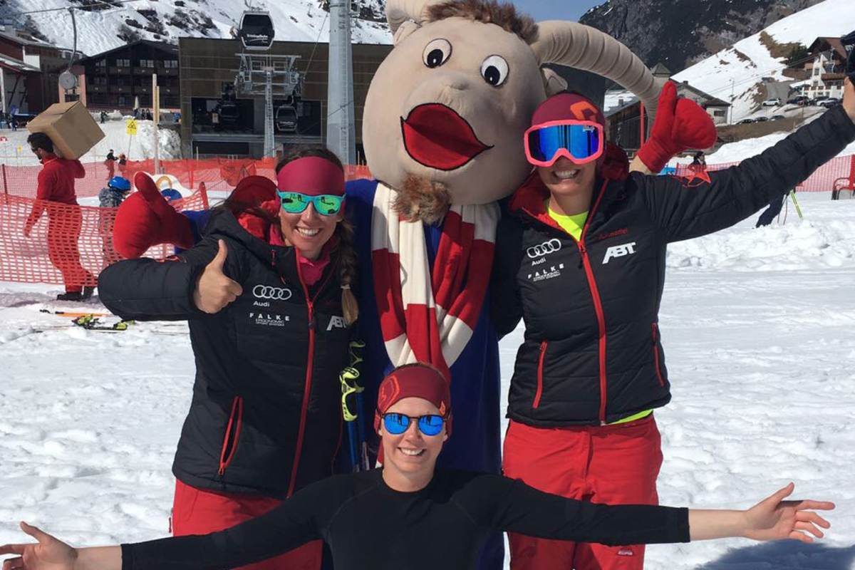 Katrin Rath: Skilehrerinnen mit Maskottchen auf der Piste