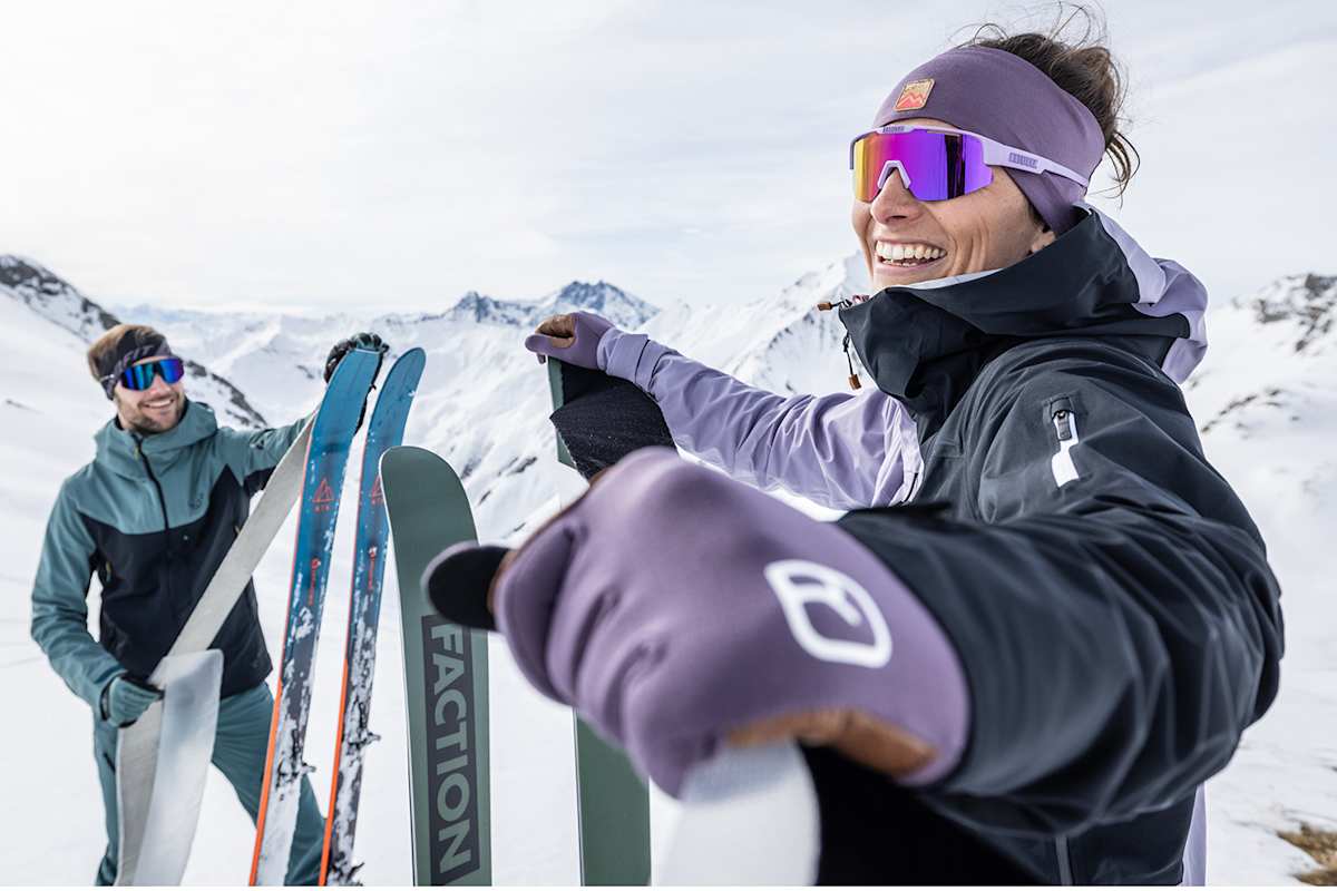 Zwei vergnügte Skitourengeher beim Anlegen der Felle.