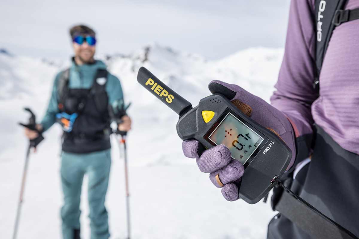 Zwei Skitourengeher mit Lawinensuchgerät.
