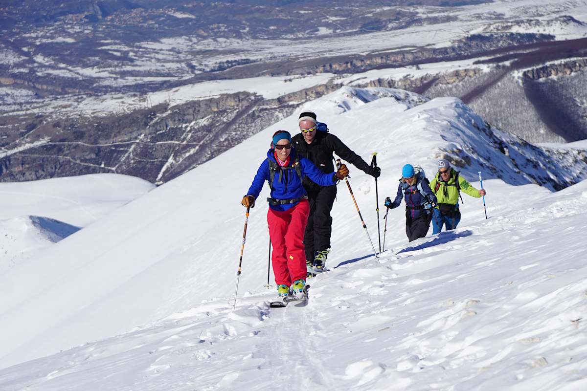 Gruppe auf Skitour im freien Gelände