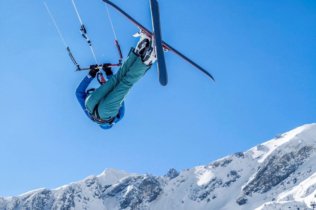 Florian macht einen Trick in der Luft.