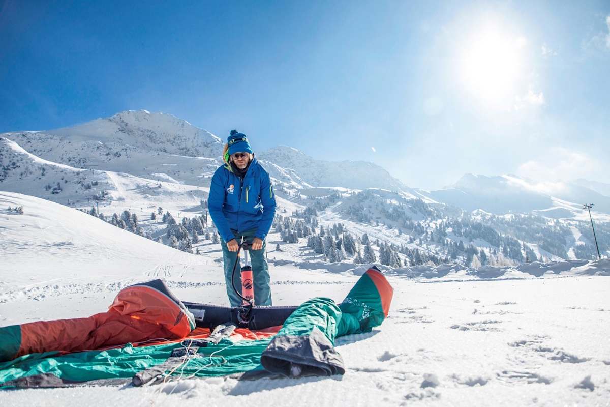 Der Guide bereitet das Kite vor.