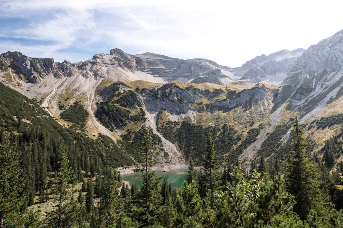 Blick hinunter auf den Soiernsee im Karwendel