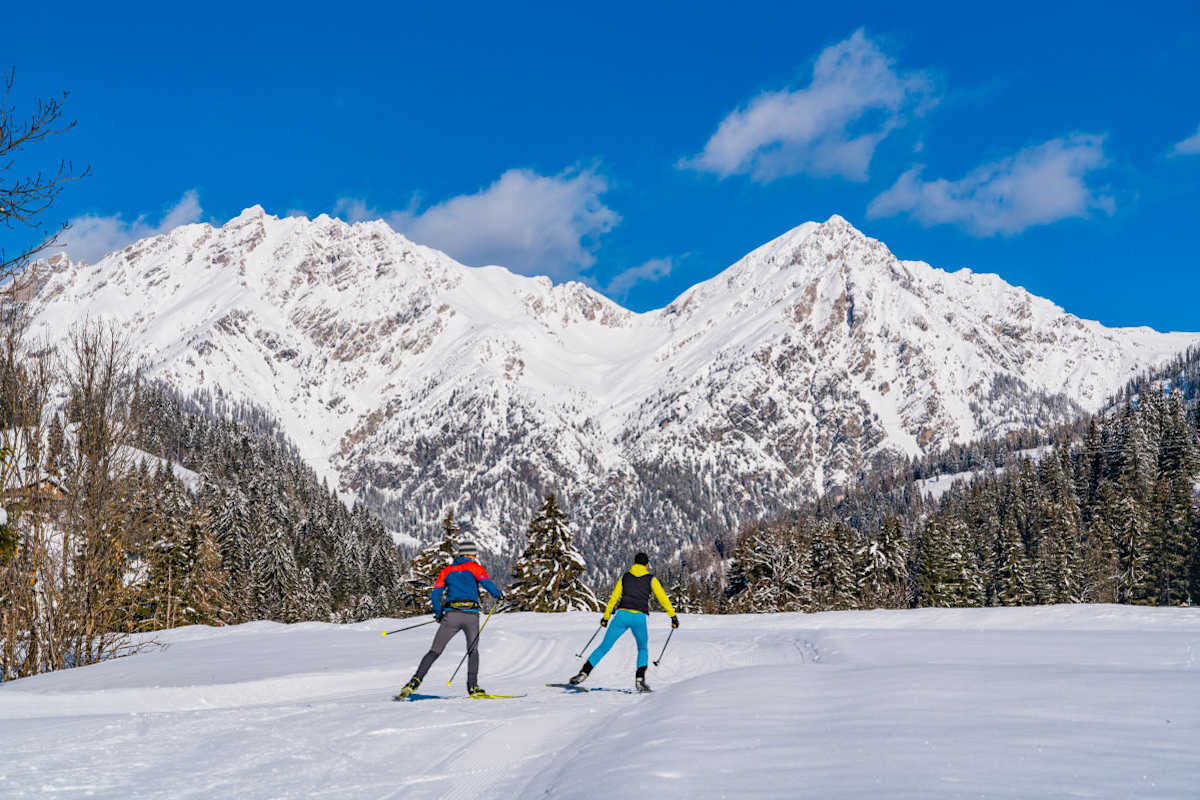 Die Sonnenloipe bei St. Lorenzen im Lesachtal besticht durch ein prächtiges Bergpanorama.
