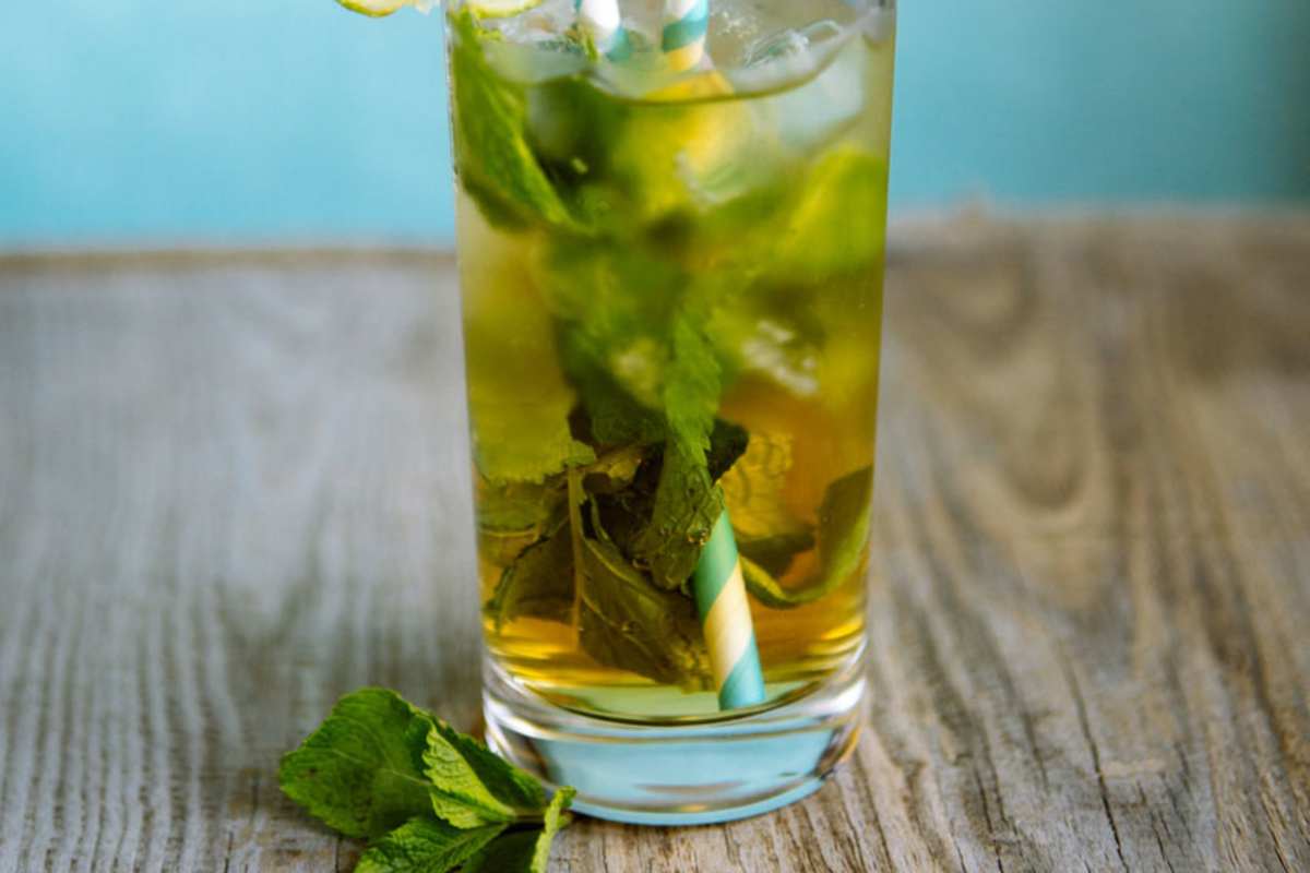 Wasser mit Tee und Sirup