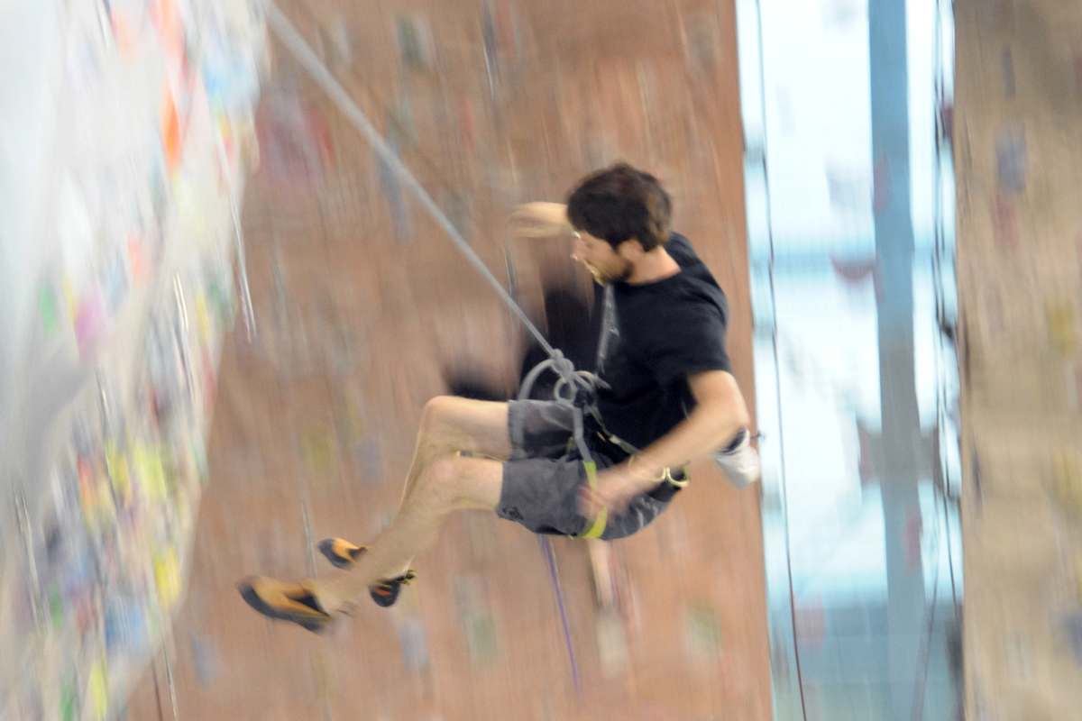 Oberstes Ziel beim (Hallen-)Klettern ist es, einen Sturz auf den Boden zu vermeiden. Wie das geht, lernt man am besten bei einer Sportkletterlehrerin.