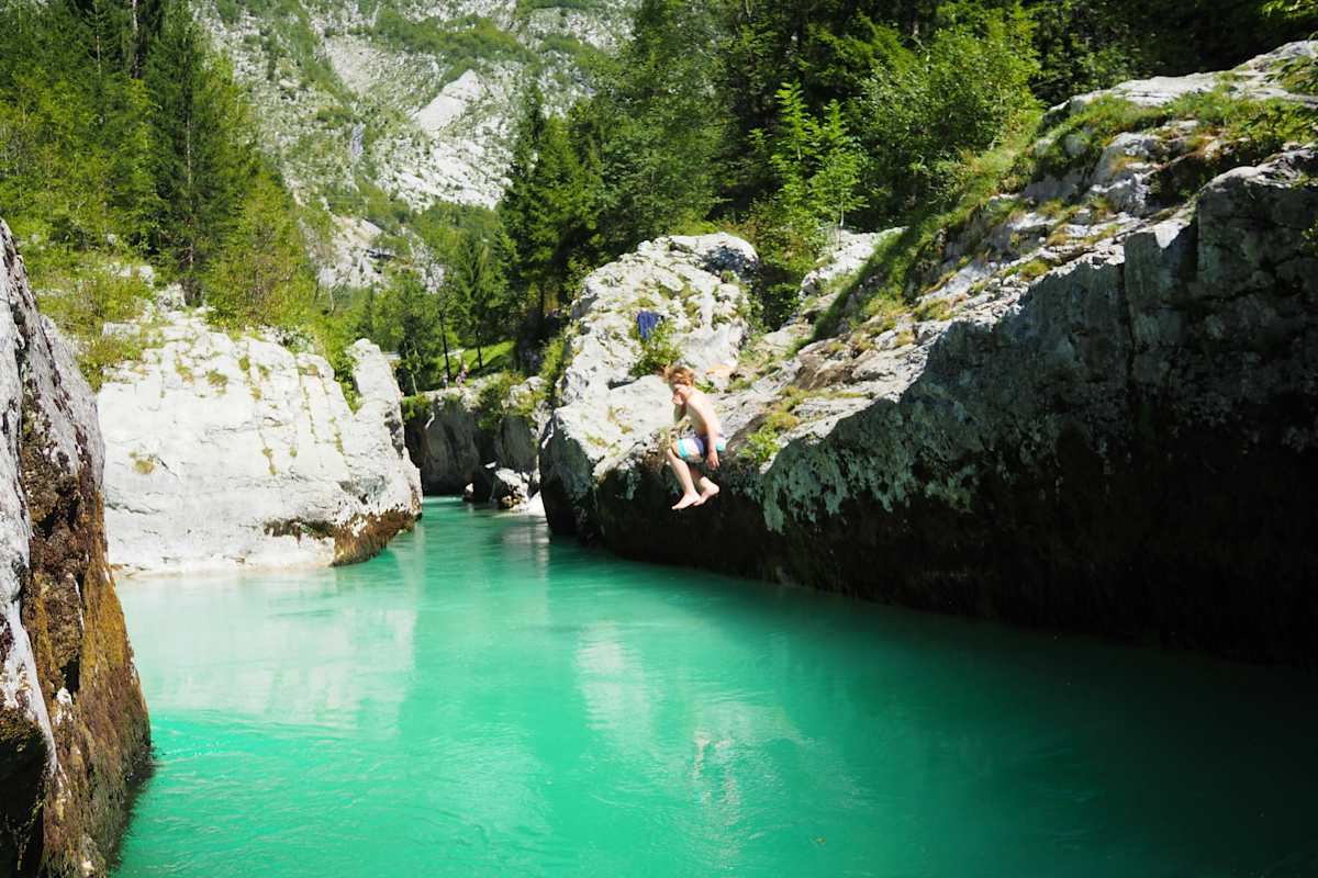Ein Sprung in die kalte und türkisblaue Soča